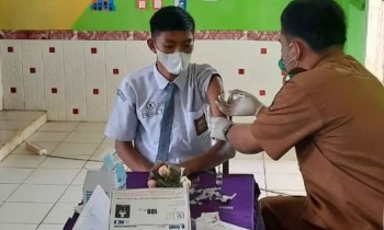 RATUSAN PELAJAR SMA NEGERI 1 SUNGAI ARE  TERIMA VAKSINASI COVID-19 DOSIS PERTAMA